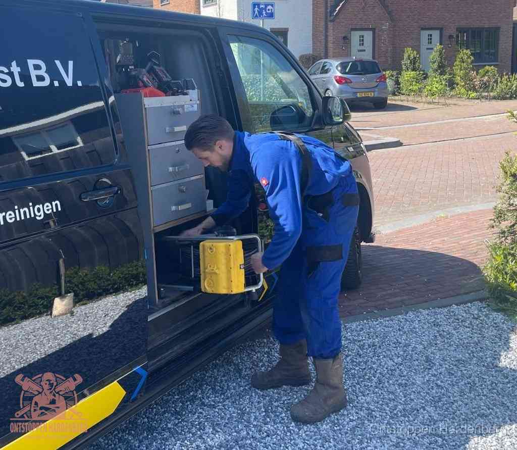 Monteur pakt gereedschap uit de bus, bespaartips voor riool ontstoppen in Hardenberg