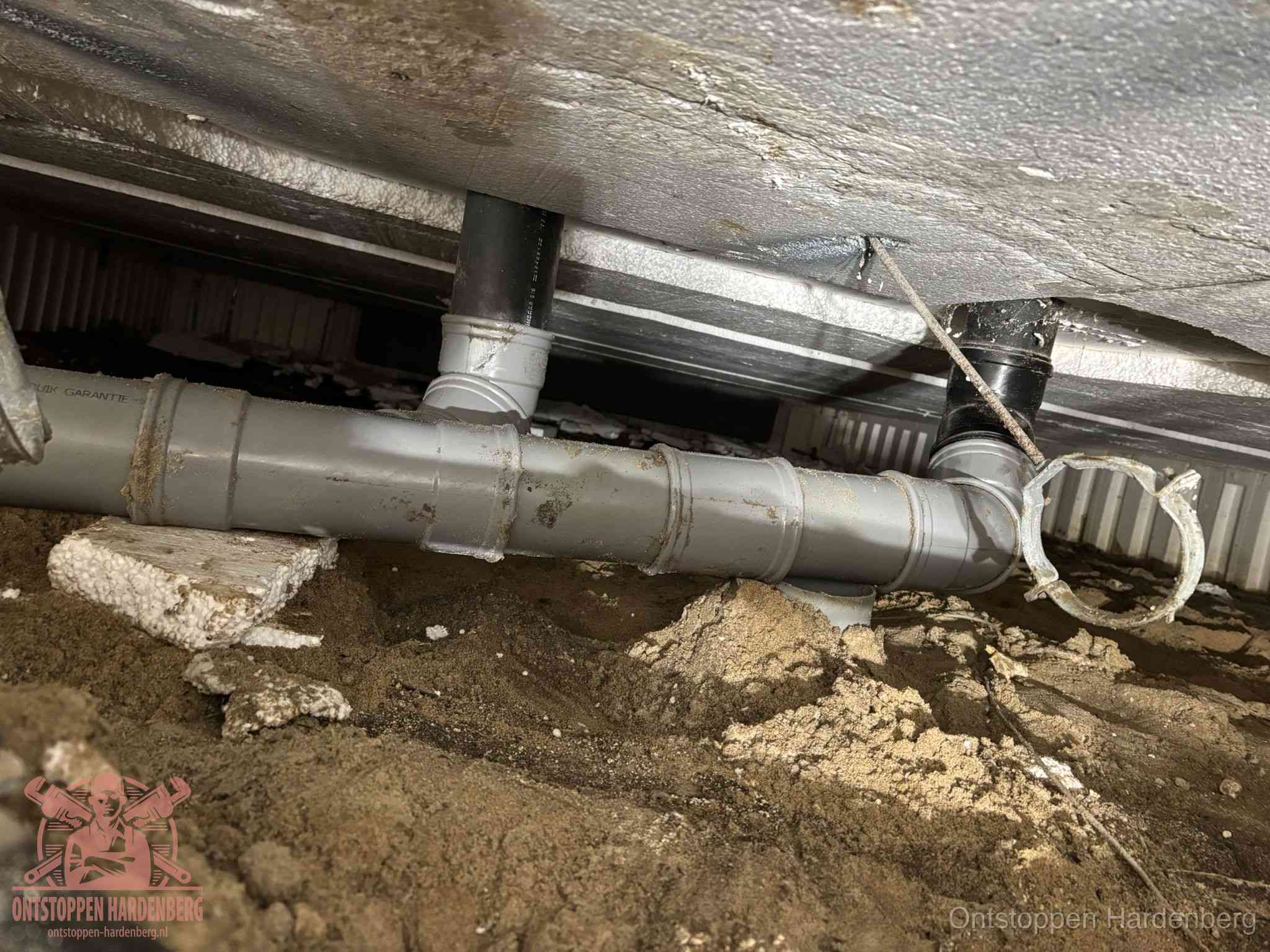 PVC-buizen in de kruipruimte van een gemengd of gescheiden rioolstelsel in Hardenberg