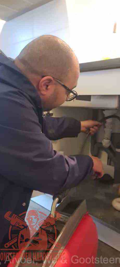 loodgieter-aan-het-werk-in-badkamer