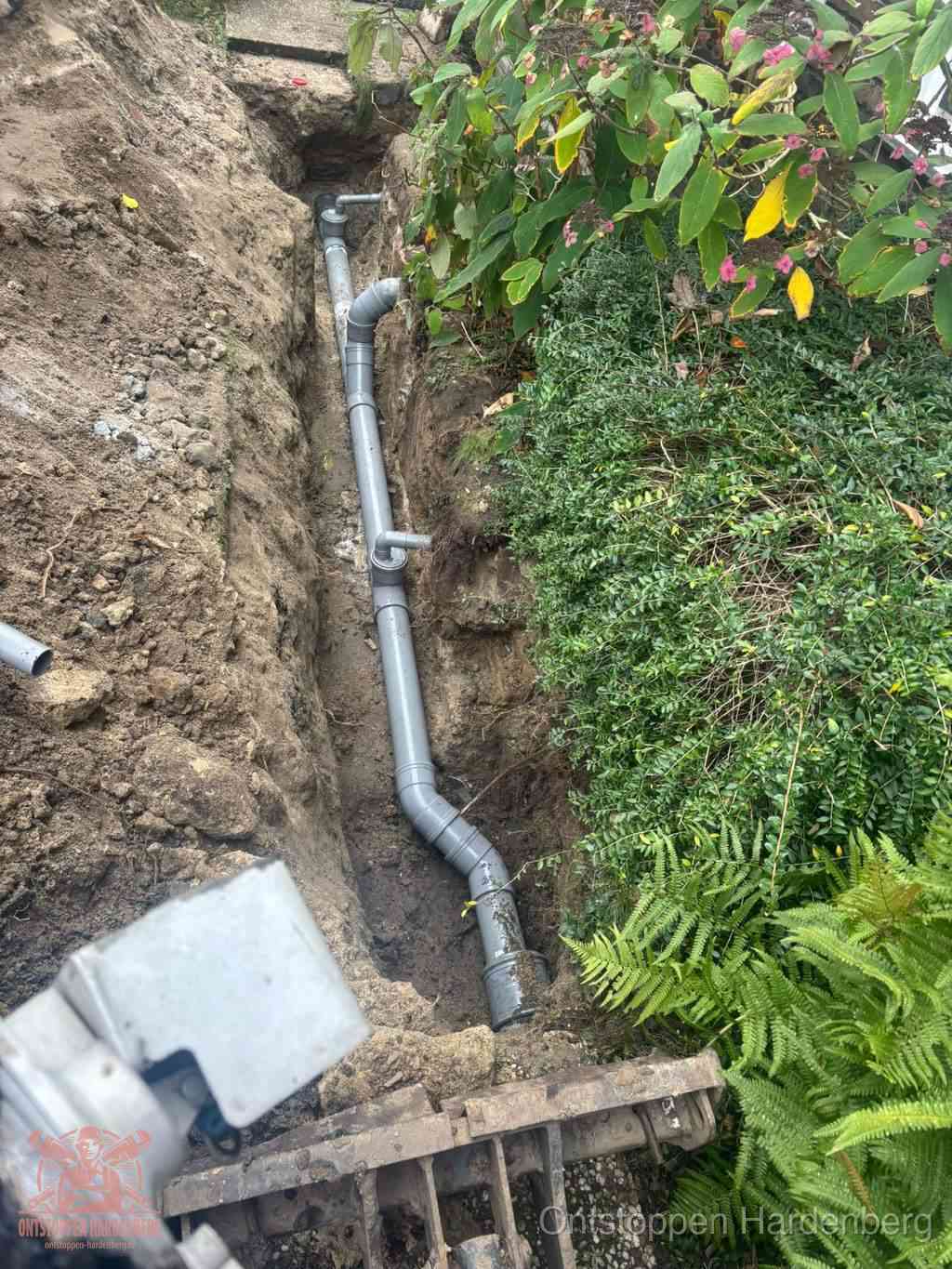 Open sleuf met nieuwe PVC-buizen, riool repareren en vervangen in Hardenberg