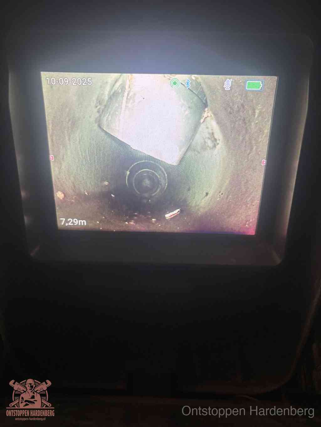 Camerabeeld van een verzakte rioolbuis diep onder de grond, een rioolverzakking in Hardenberg