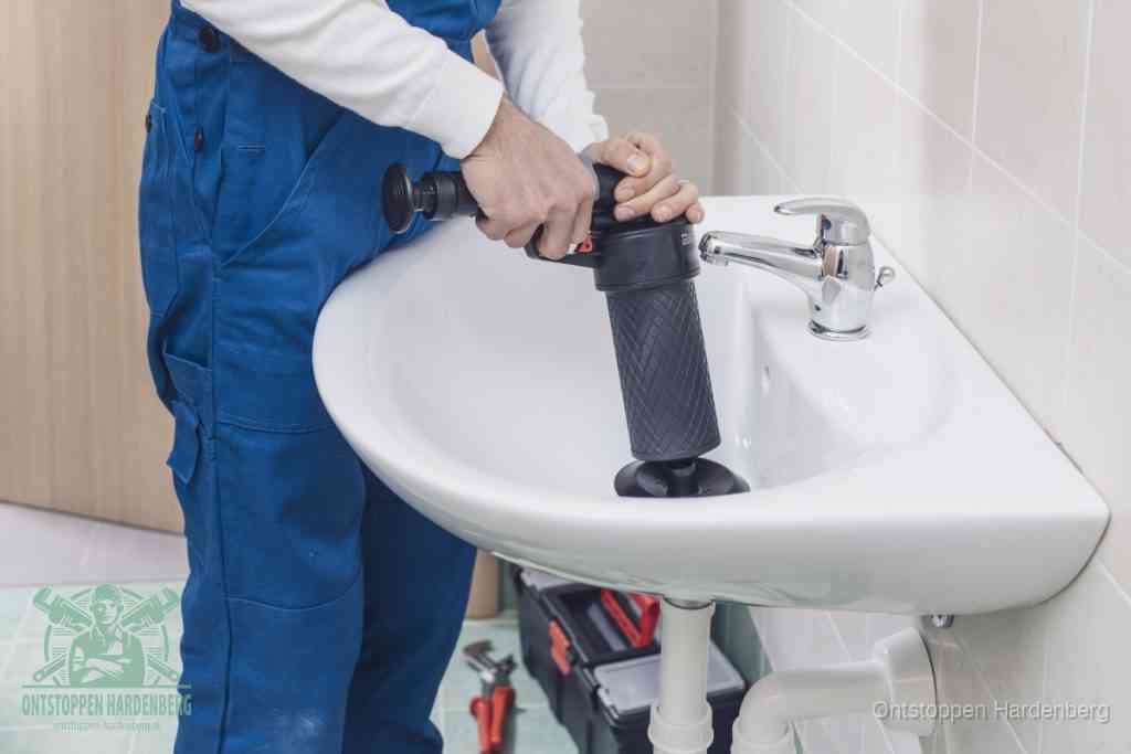 Een te ruwe doe-het-zelf poging met een hand-pomp op de afvoer van een badkamer-wastafel, een van de veelgemaakte fouten bij afvoer ontstoppen in Hardenberg