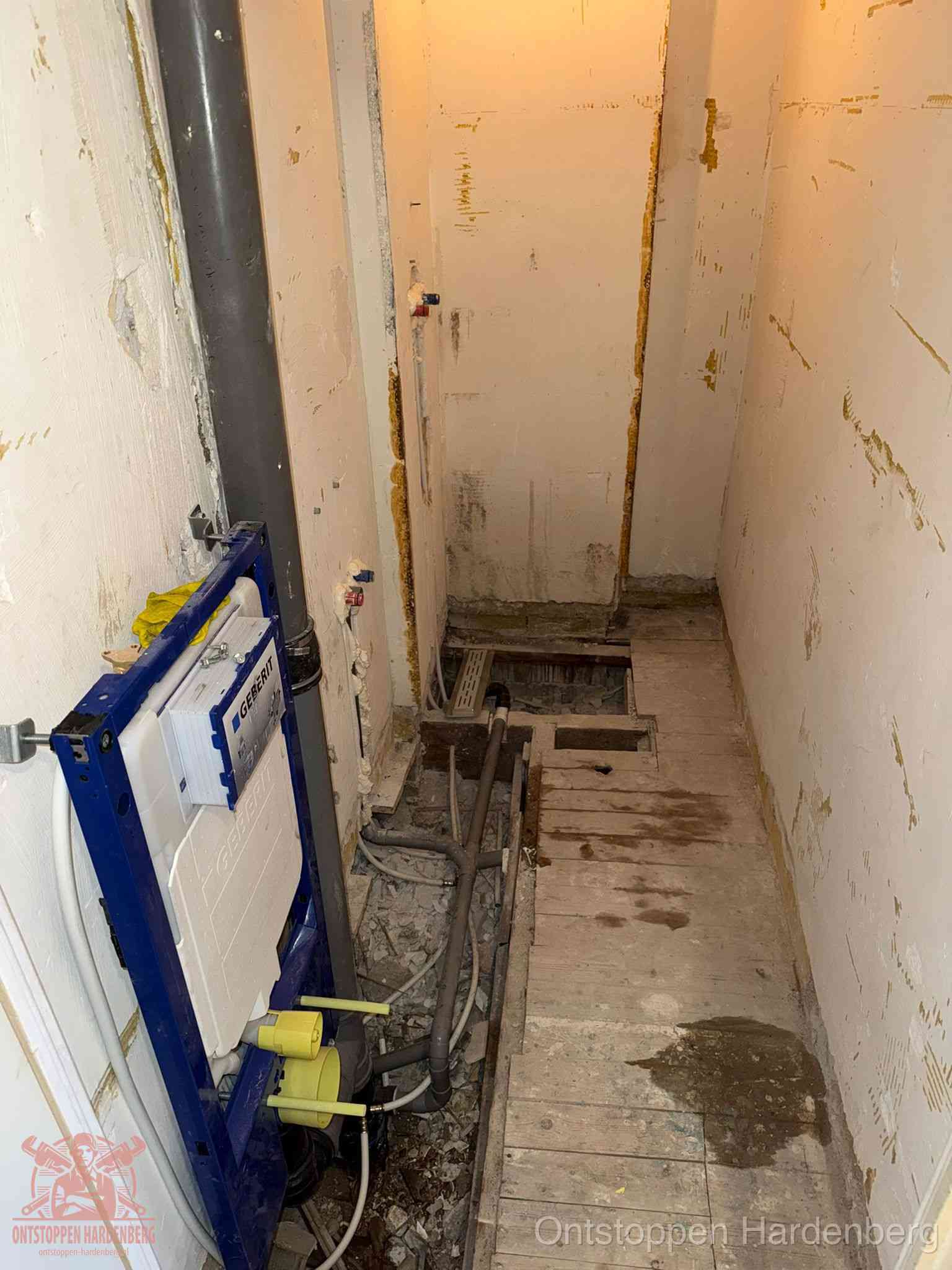 Een opgebroken toiletruimte tijdens renovatie met een Geberit inbouwreservoir en blootliggende oude afvoerleidingen, typisch voor oudere woningen in Hardenberg